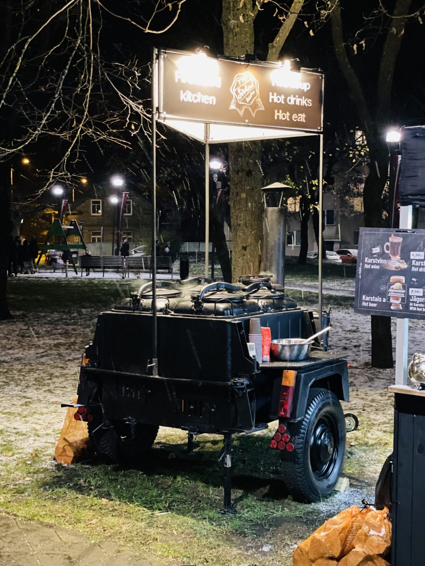 Tris Siveni_Street cafe_Malkas virtuve