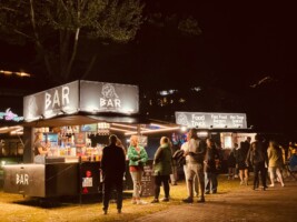 Tris Siveni_Street cafe_Bars ar plasu leti un gardiem kokteiliem